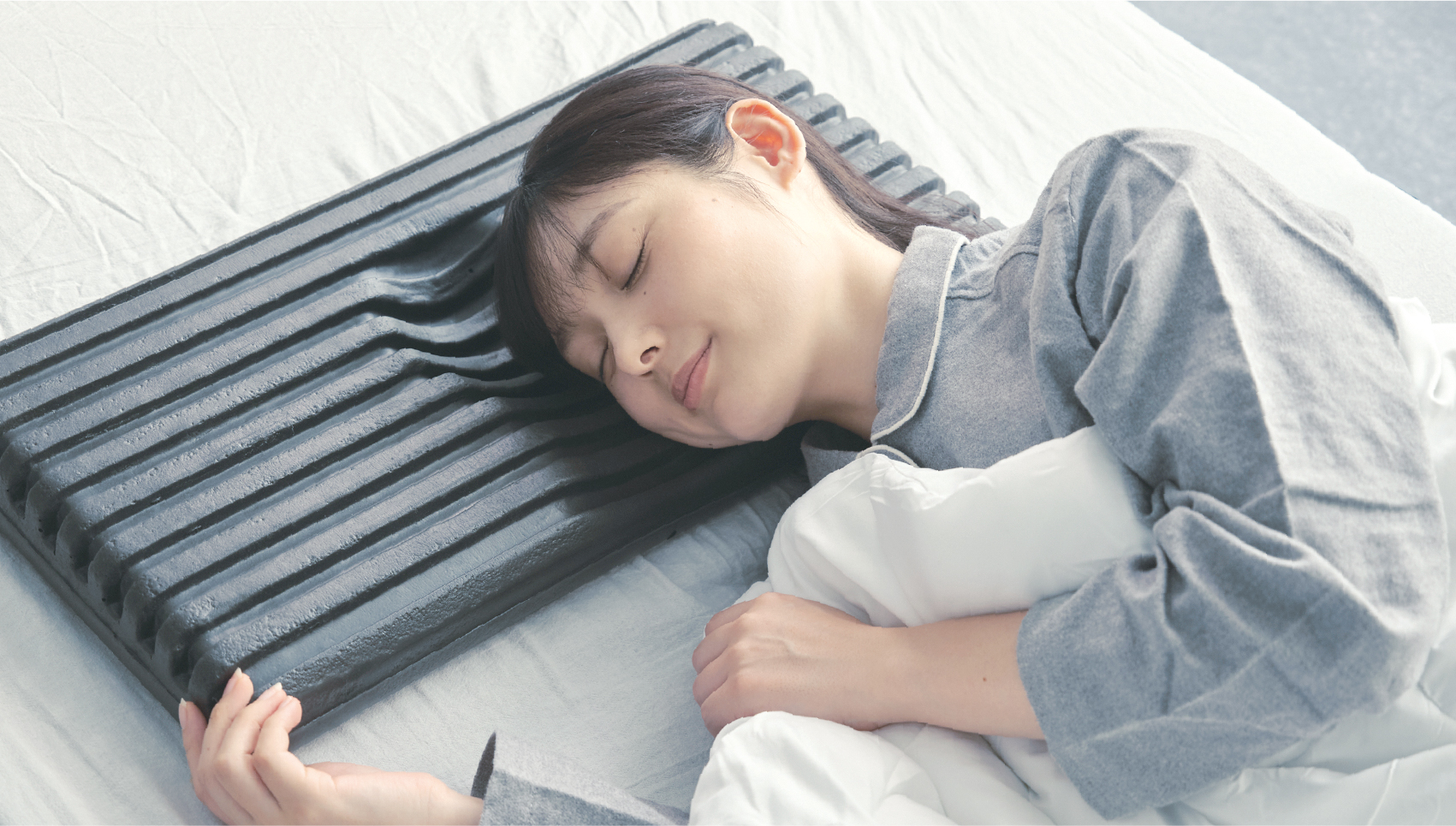 眠れる森の魔女まくら(グミまくら)を使用する女性